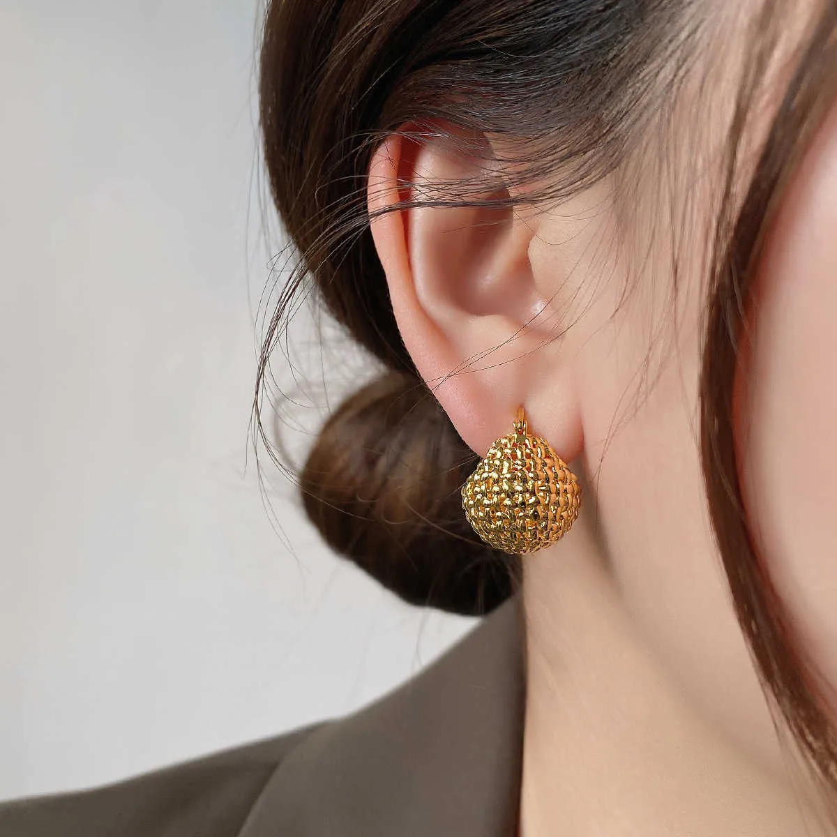 French lazy Korean temperament simple woven hollow heart gold plated round ball basket Earrings