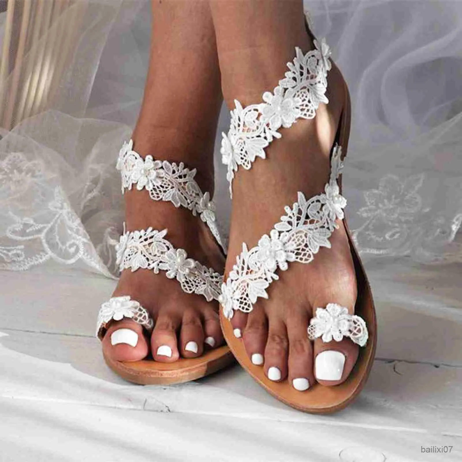 Sandaler Summer Women White Flat Sandals Luxury Pearls Bridal Wedding Shoes Spets Flowers Ankel Strap Beach Sandaler Tistenter R230821