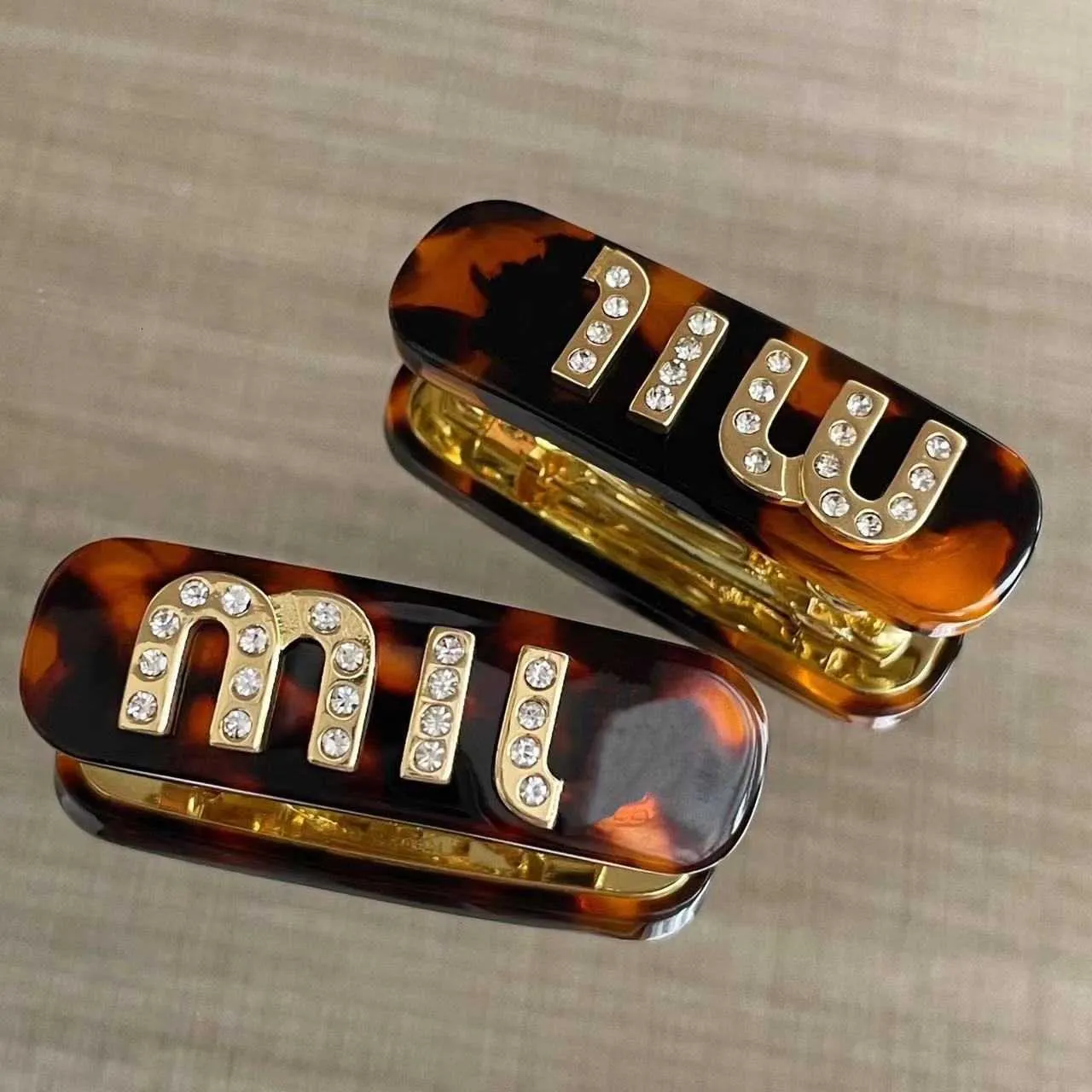 Toppdesigner Miumiu Fashion Hairpin HawksBill Amber Inlaid Diamond Letter Clip utsökta ljus lyxiga sidoklipp hårnål Alla hjärtans dag gåvor Tillbehör smycken