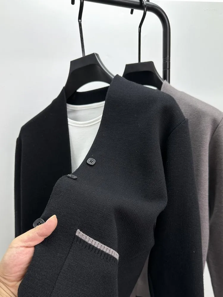Мужские свитеры модные бренд кардиганский свитер 2023 Весна и осень высокого класса V-образных карманов.