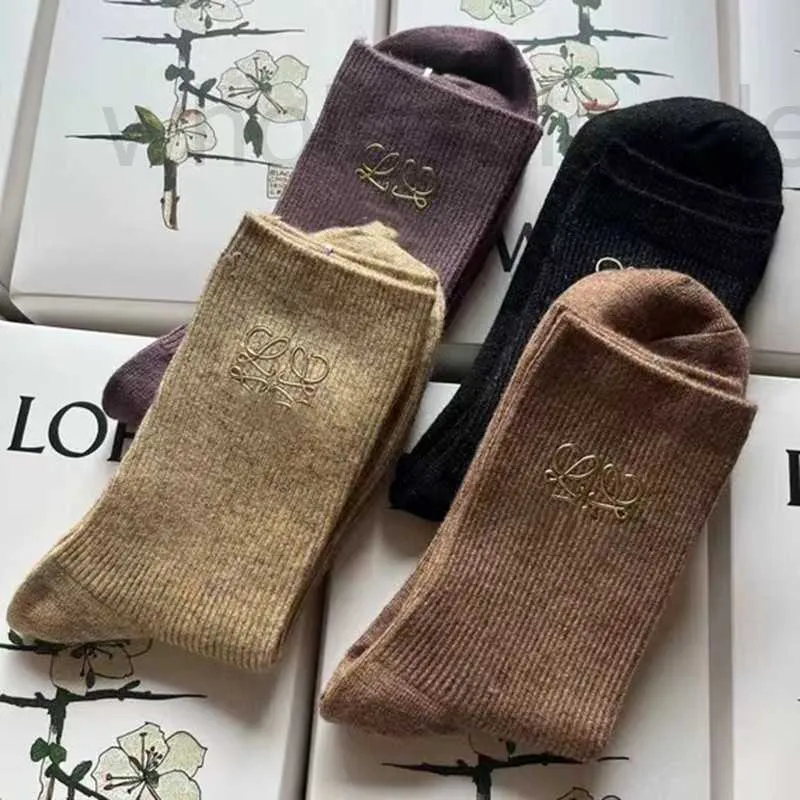 Strumpor hosierande designer Hot Stamping Cashmere Women Socks Mjuk och bekväm guldetikett avancerade trendiga strumpor Fashionabla personliga präglade 2Pwk