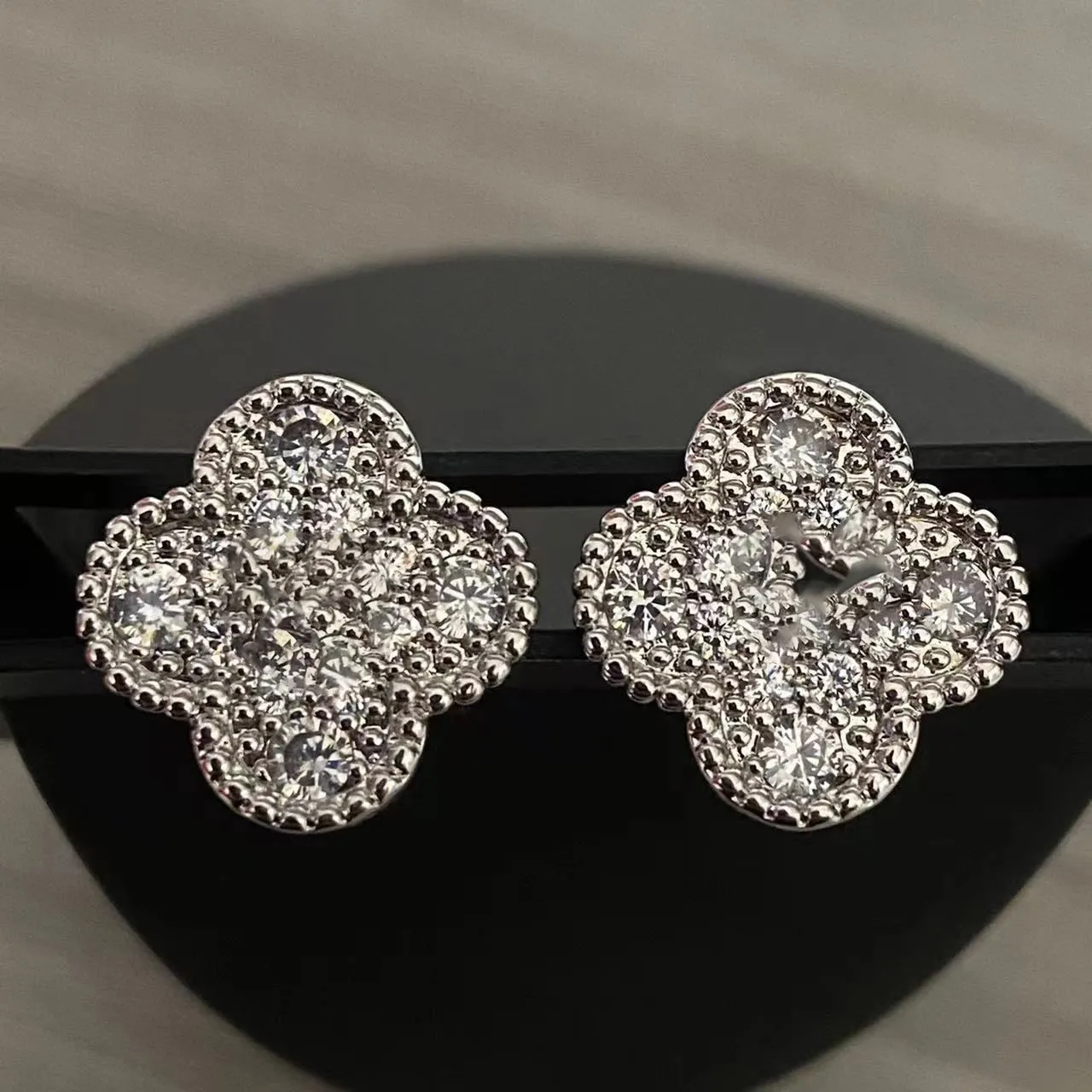 Designer famoso marchio Clover Studs Orecchini gioielli donna Vintage Madreperla Acciaio inossidabile Borchie dorate Agata per le donne Regalo gioielli da sposa