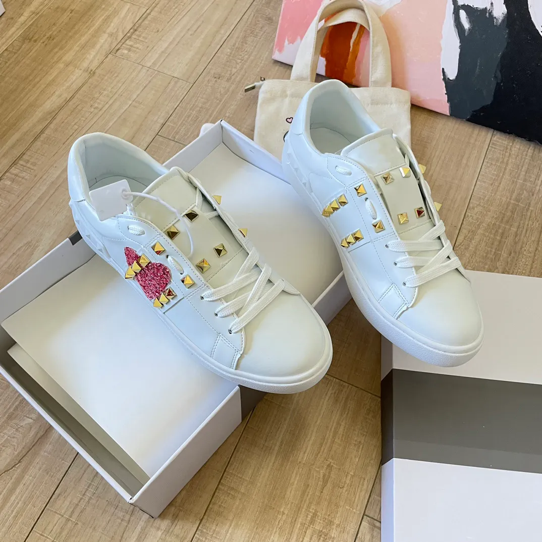 Modedesigner skor sneakers casual skor öppen paljett metall platt skor kvinnor äkta läderplattform gummi sula nit strass klänningskor tränare tränare