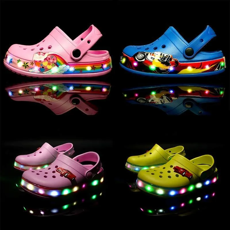 Sandals Kids Boys Girls LED Clogs Cute Lightweight Summer Slippers Classic Graphic Garden Beach Sandals Slip on Water 8 to 14 year old 230821