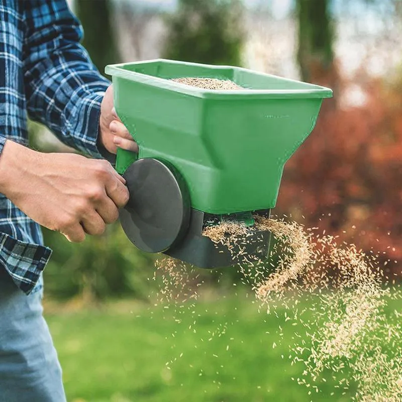 Otras herramientas de jardín Sembradora de manivela 5 engranajes Esparcidor de potencia ajustable Aplicador de fertilizante de césped operado manualmente para céspedes Suministros de jardines 230821