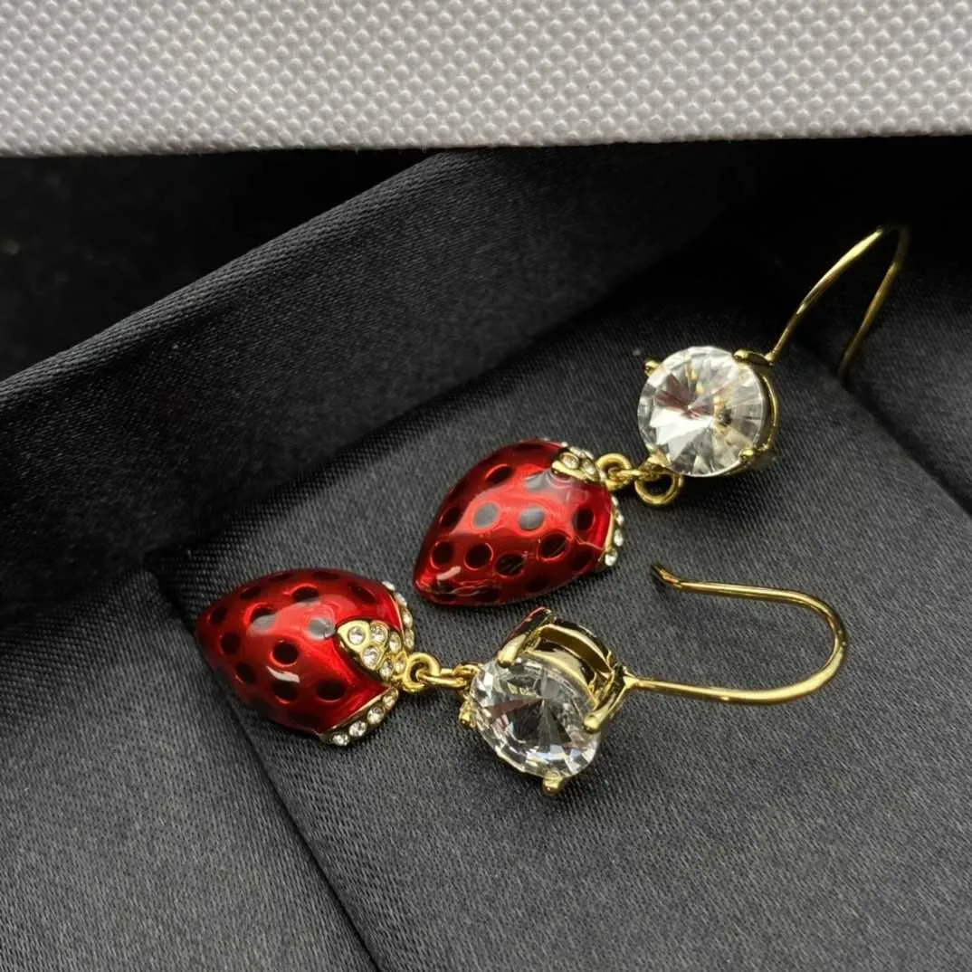 Top designer MiuMiu Fashion Earrings New Strawberry Crystal Sweet Cute and Cool Academy Fairy Temperament Silver Needle Earrings Valentine's Jewelry Accessories