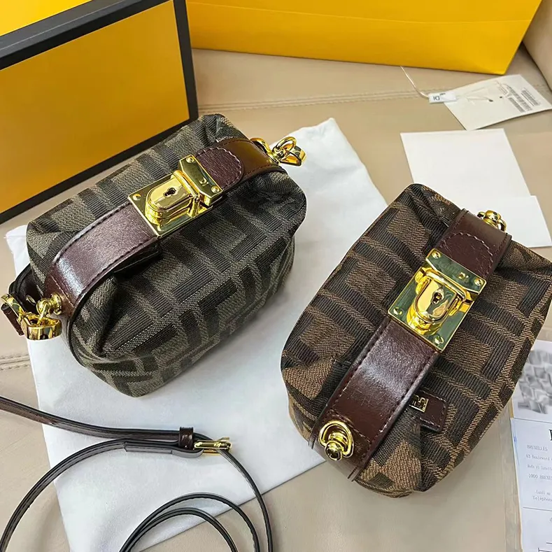 Bolsa de malas de bolsas cosméticas Bolsa de maquiagem de luxo de luxo de linhas de linhas de design de tópico Temperamento Estilo de moda versátil Caixa de bolsa de maquiagem de grande capacidade