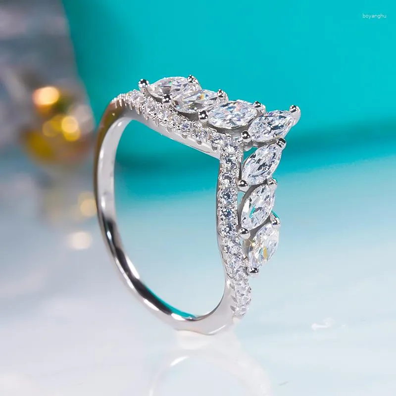 Bagues de cluster S925 Sterling Silver Conte de fée Princesse Coeur en forme de couronne Bague de diamant incrusté Mode Lumière Luxe Zircon pour les femmes