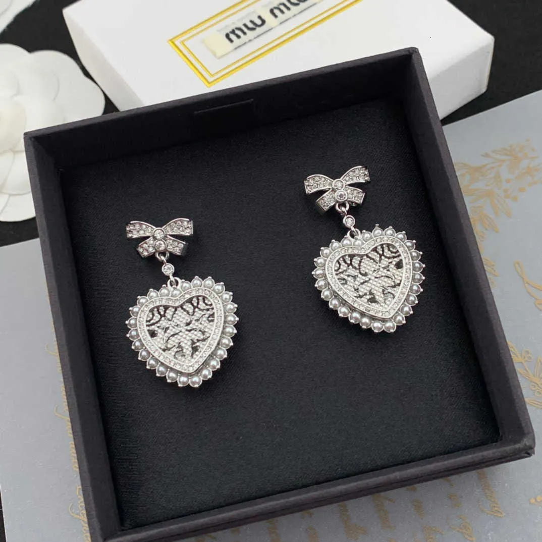 En iyi tasarımcı Miumiu Küpe Moda Yeni Işık Lüks Love Love Diamond Bow Knot Heart Heart İnci Küpeler Sevgililer Günü Hediye Kalitesi Işık Lüks Takı Aksesuarları