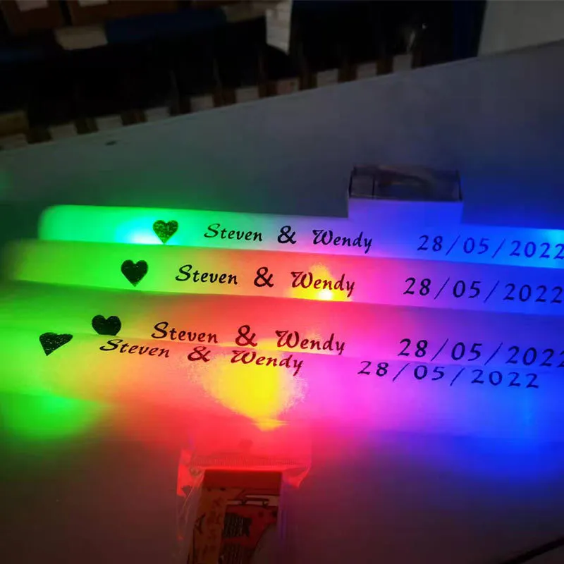 Andra evenemangsfestleveranser LED Glow Sticks Glödskum Sticks Anpassade personliga blinkande pinnar Ljus upp batonger Wands Glow in the Dark Wedding Party 230821
