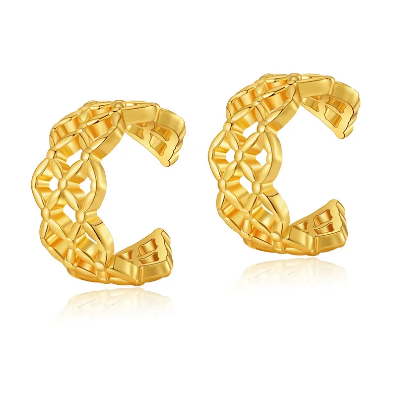 Boucles d'oreilles de luxe Lettre européenne et américaine Conception d'ouverture dorée en forme de C avec clip d'oreille INS polyvalent classique tissé en croix avec un petit clip d'os d'oreille de texture