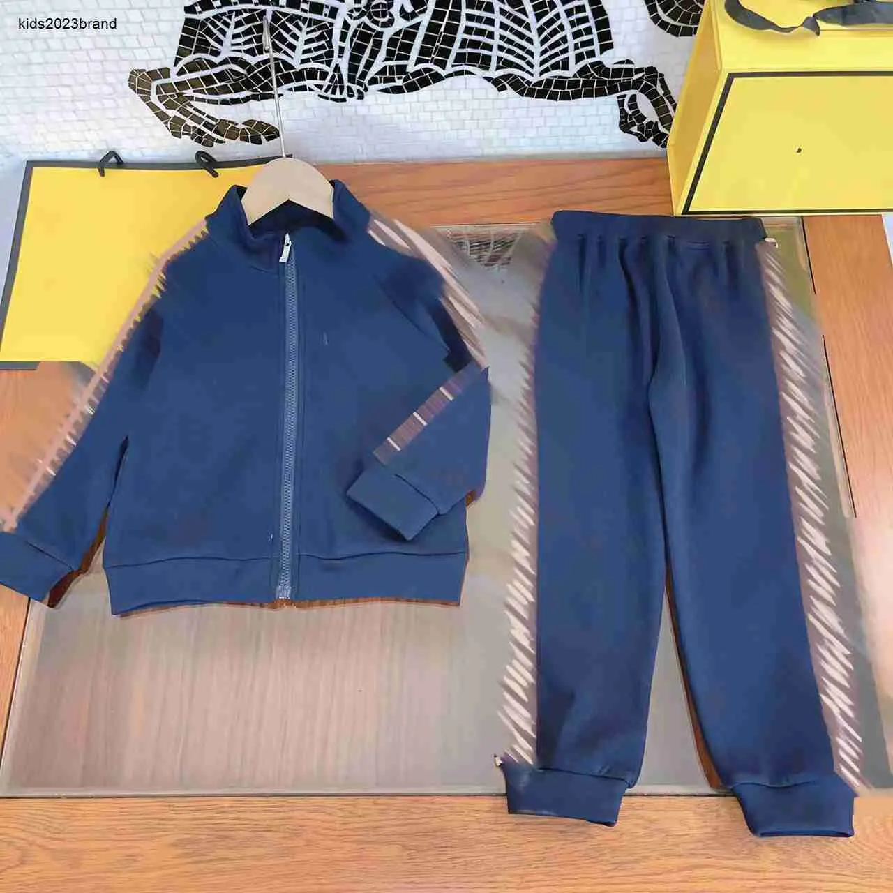 Designer Roupas Roupas Infantil Conjuntos de outono Tamanho 110-160 cm 2pcs Design de emenda Jaqueta de pescoço com zíper e calças esportivas Aug19