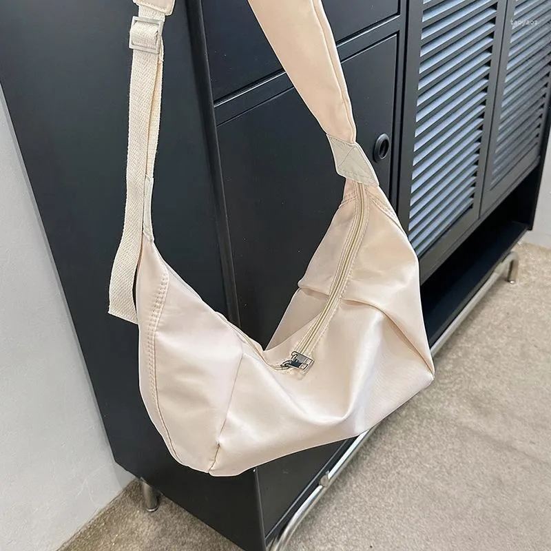 Sacchi da sera sacca a tracolla in nylon solido 2023 Trend a banda larga Crossbody Casual e semplici ascelle da donna e semplici