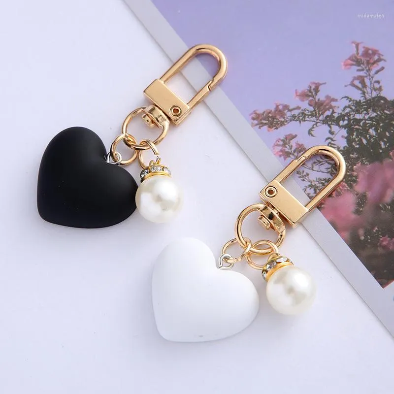 Keychains Black White Frosted Heart Keychain With Pearl Charms Headphone Case Keyrings For Couple Friend Gift Accessories