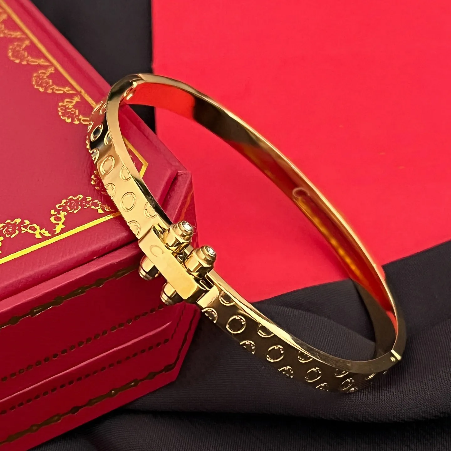 Designer Love Bangles Armband Kvinnor präglade stämpel lyxiga charm armband brev smycken 18k guld pläterat rostfritt stål