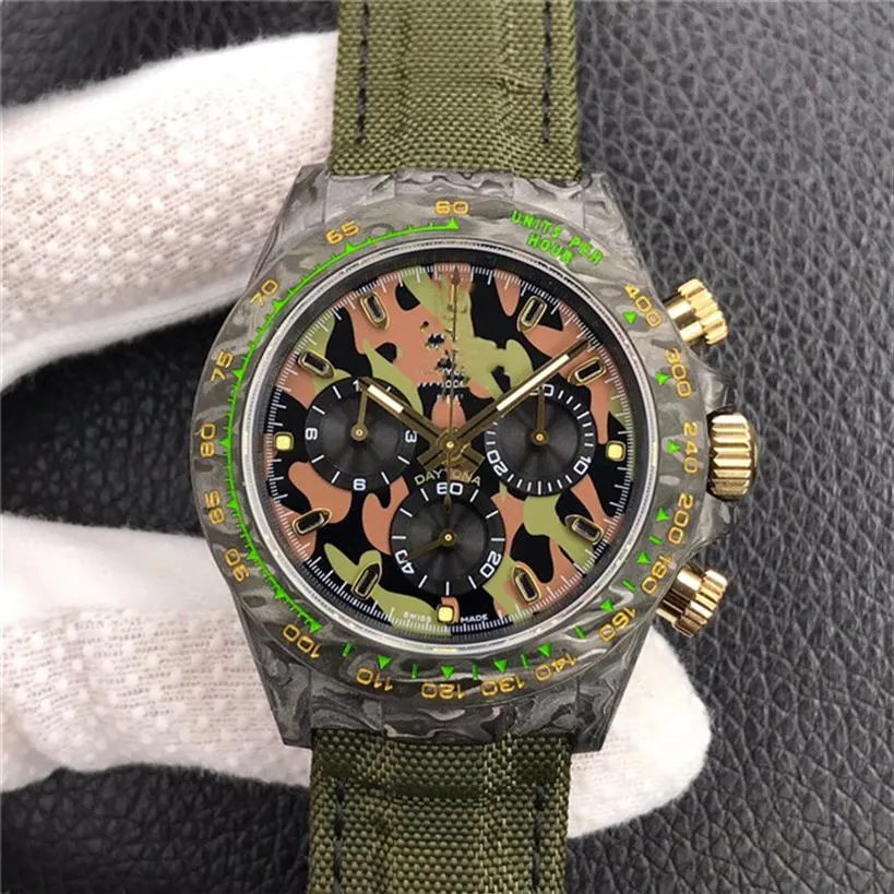 La montre pour hommes utilise un matériau en fibre de carbone pour construire le boîtier avec un processus de peinture de mouvement de synchronisation 7750, un cadran saphir miroir 251A