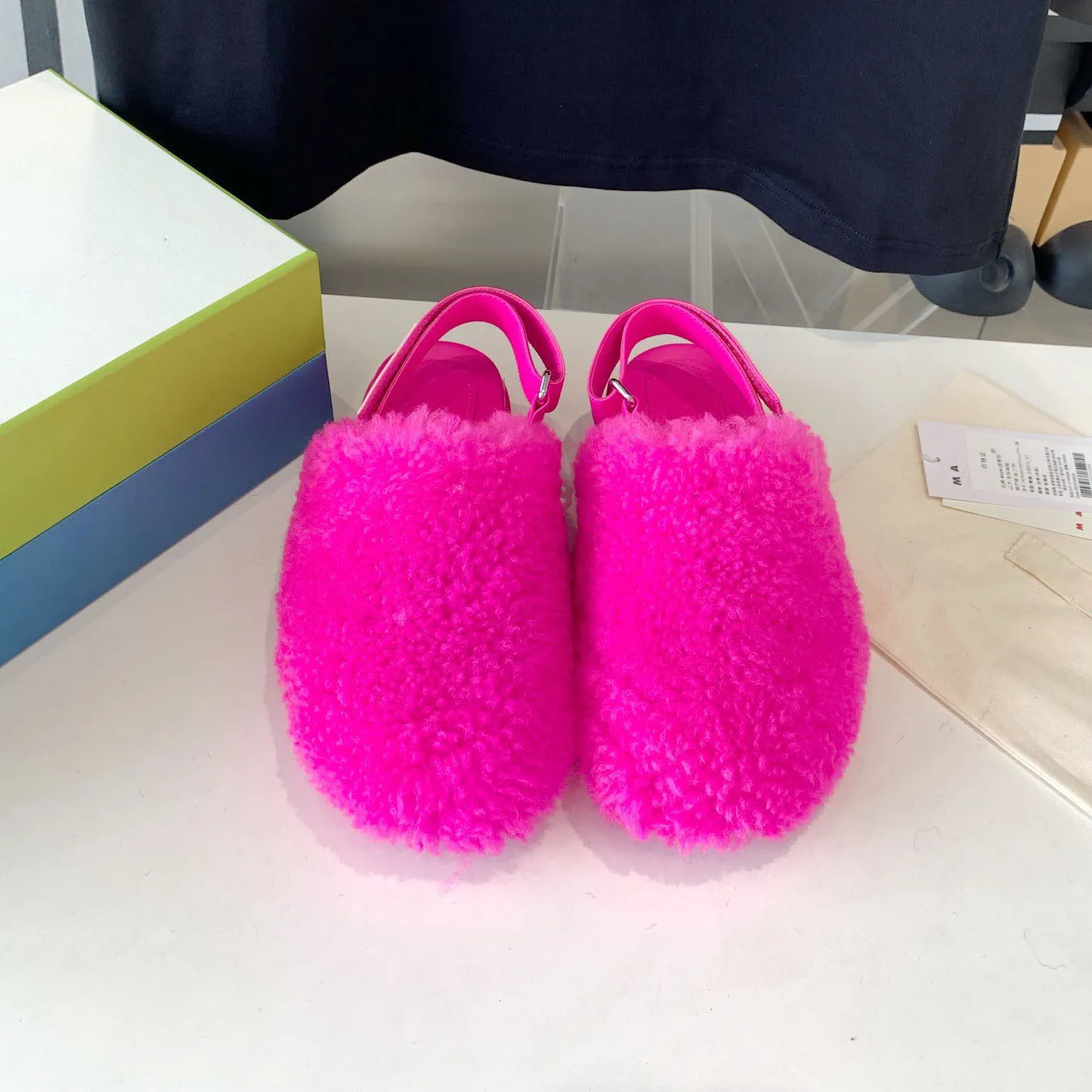 Fussbett Patch Slingback Sandaler Rund Öppen tå lädergummisula Sole Slip On Flats Women's Luxury Designers Casual Lamb Fur Shoes Factory Factwear Storlek 35-40 med låda