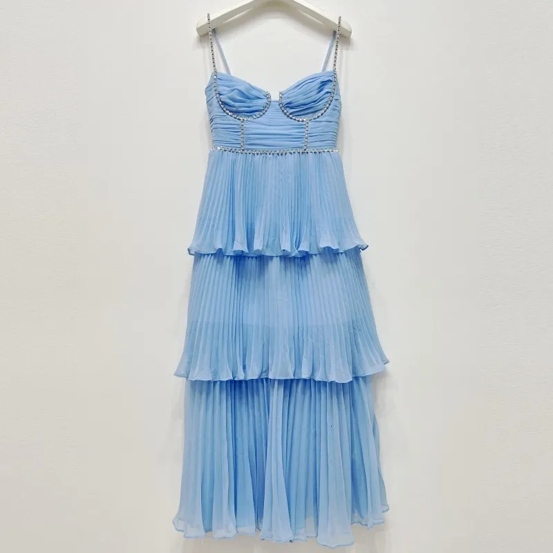 Urban sexy Kleider Frühling 2023 Fügen Sie blaue Farbe Chiffon Faltenhülsen S Midi Kleid Rückenless Lady Kuchen Hosenträger 230821