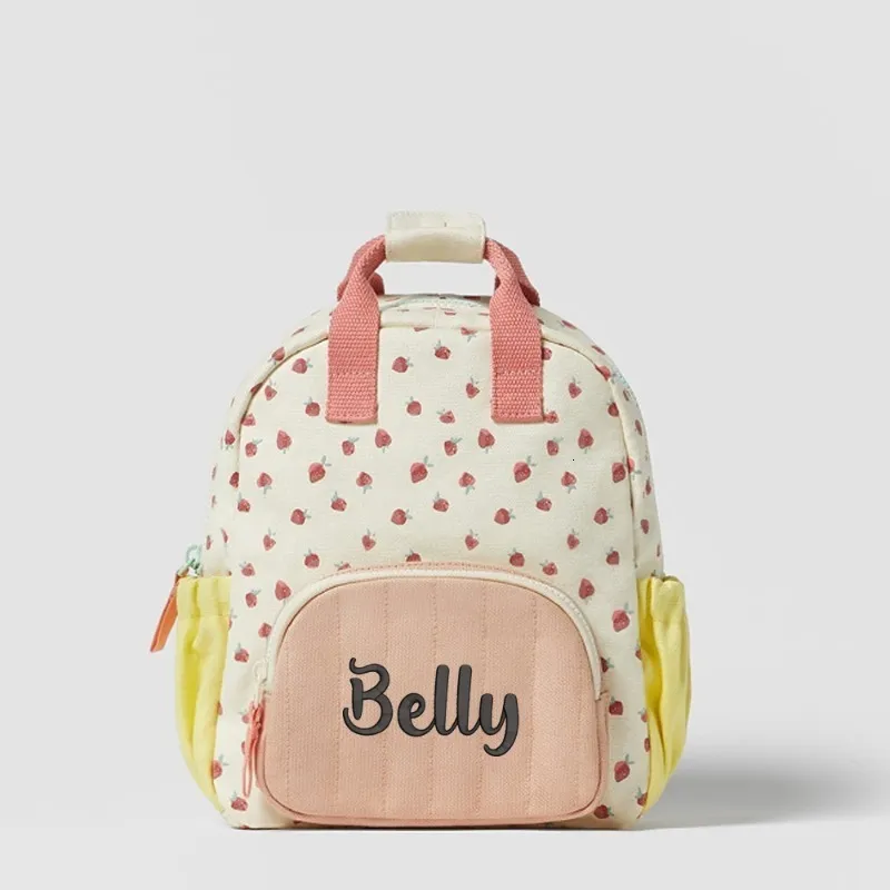 Mochilas de pelúcia de mochila bordada de morango bordado para crianças de morango Backpack personalizado para crianças da bolsa de carrinho de bebê de volta à escola 230821