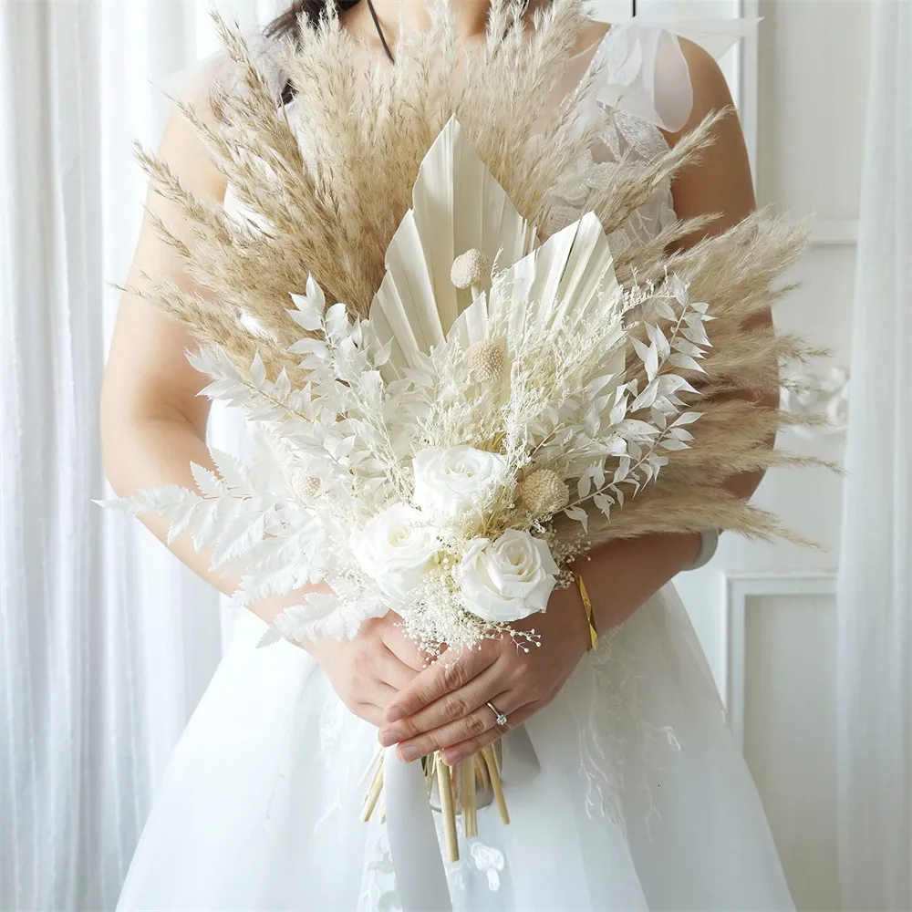 Couronnes de fleurs décoratives tenant un bouquet de mariage Boho de rose naturelle éternelle avec ruban de satin de soie blanc demoiselle d'honneur séchée 230822