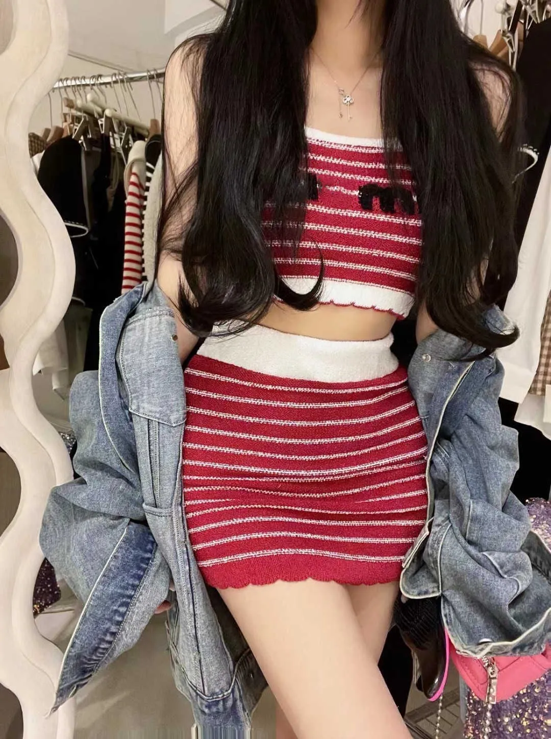 Women's Shirt Mivmiv Designer Fashion Top Brand 23 Summer New Contrast Red and White Stripe Letter Short Fashionable Sling Tank Half Skirt Knitted Two Piece Set