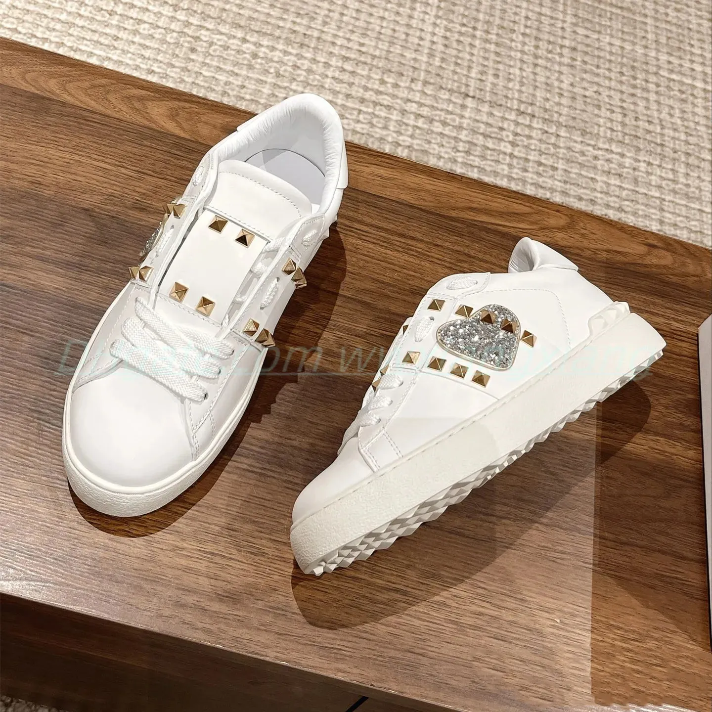 Modedesigner skor kvinnor casual skor öppna sneakers lyxig vit kalv läder rund tå gummi sula vintage rivet paljett utomhus fritid sportskor tränare tränare