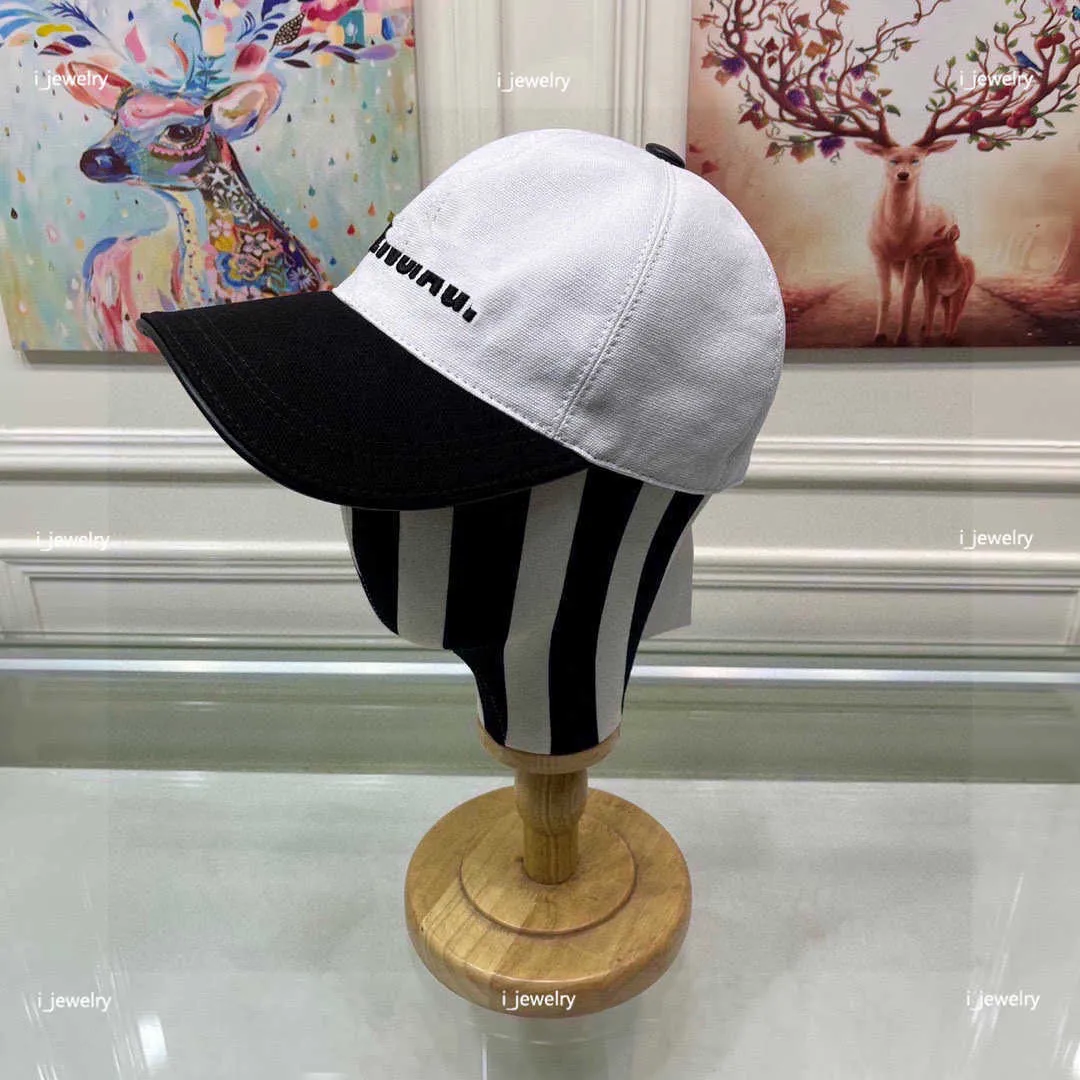 デザイナーの女性帽子刺繍文字メンズキャップレザーバックル黒と白のステッチデザインボールキャップ
