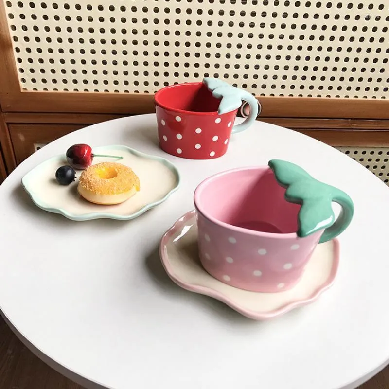 Mugs Creative Strawberry Water Cup Ceramic Mug Irregular Fishtail Handle Coffee Cups With Saucer Hand-Painted Office Gift