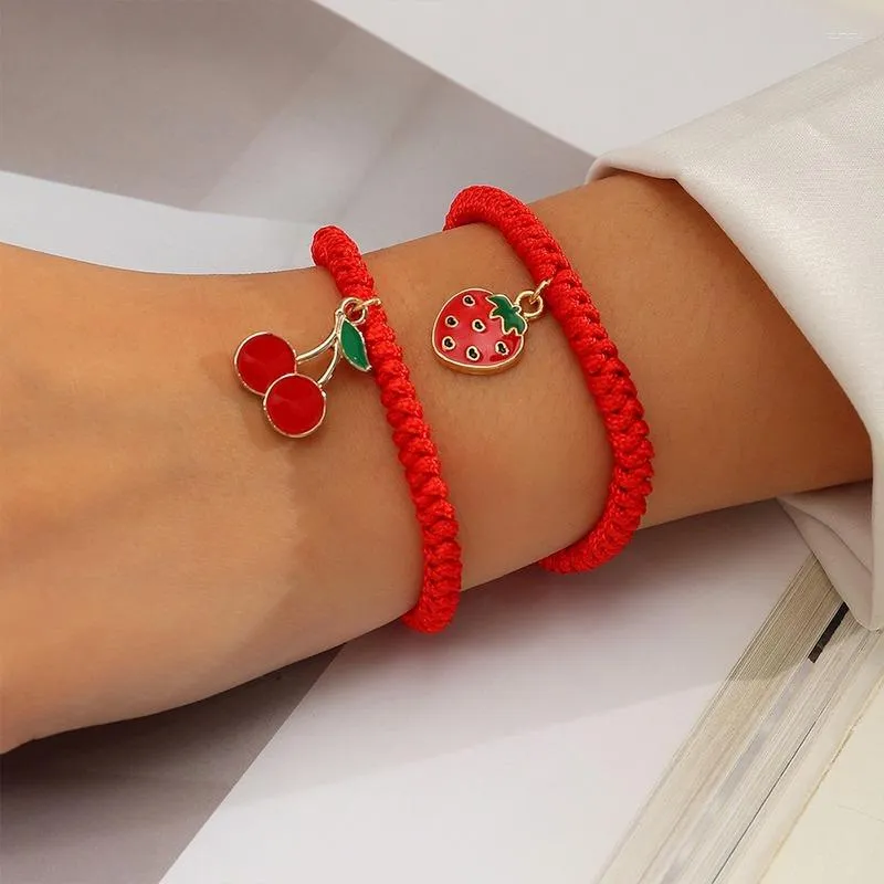 Charmarmband handgjorda lyckliga röda armband för kvinnor söt frukt körsbär jordgubbe auspen moln wrap vän älskares gåva