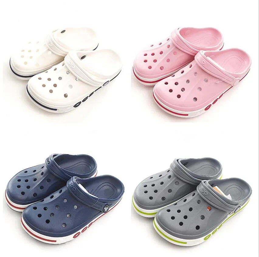 2024 Kids Flip Flop Slifors Designer Spettacolo Toddlers Croc Sandals Hole Slipper Cog Boys Girls Scarpe Beach Bambies Baby Casual Summer Youth Children Slide Light Party