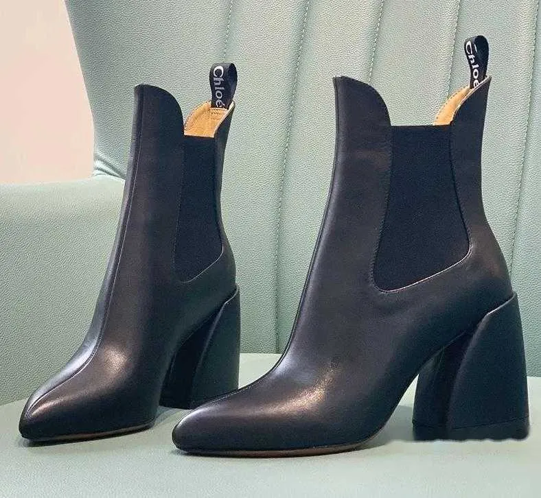 Дизайнер закрытые пальцы на ноги с тиснением 100% эластичная коровная эластичная полоса Женская обувь мода заостренные пальцы ног 9 см высотой каблуки