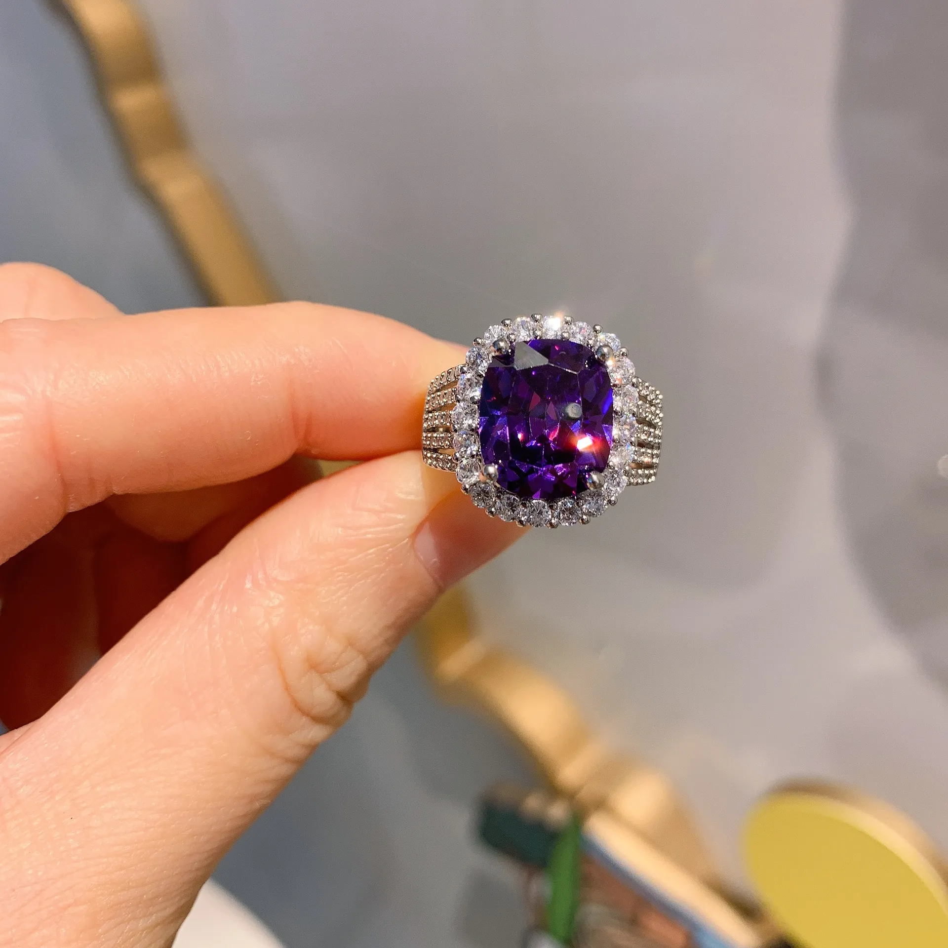 新しい豪華なシルバーカラーブライダル女性のための豪華な大きな結婚指輪婚約指紋ギフトデザイナージュエリー