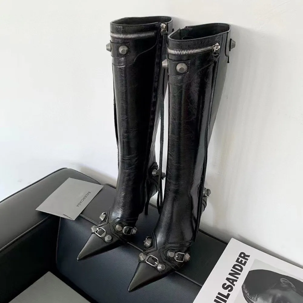 kniehohe Stiefel aus weißem Leder mit neuem Muster Vintage-Gun-Farbe mit Gewindeschnallenverzierung Seitlicher Reißverschluss spitzer Zeh-Stiefel mit hohen Absätzen und Quasten Luxuriöser Designer-Modestiefel