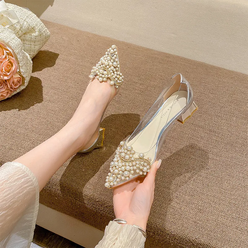 Scarpe shop eleganti trasparenti
