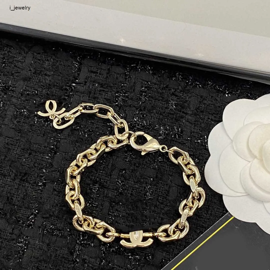 Kvinnors designer smycken högkvalitativ blekguldkedja armband logotyp hänge armband inklusive låd föredragen gåva