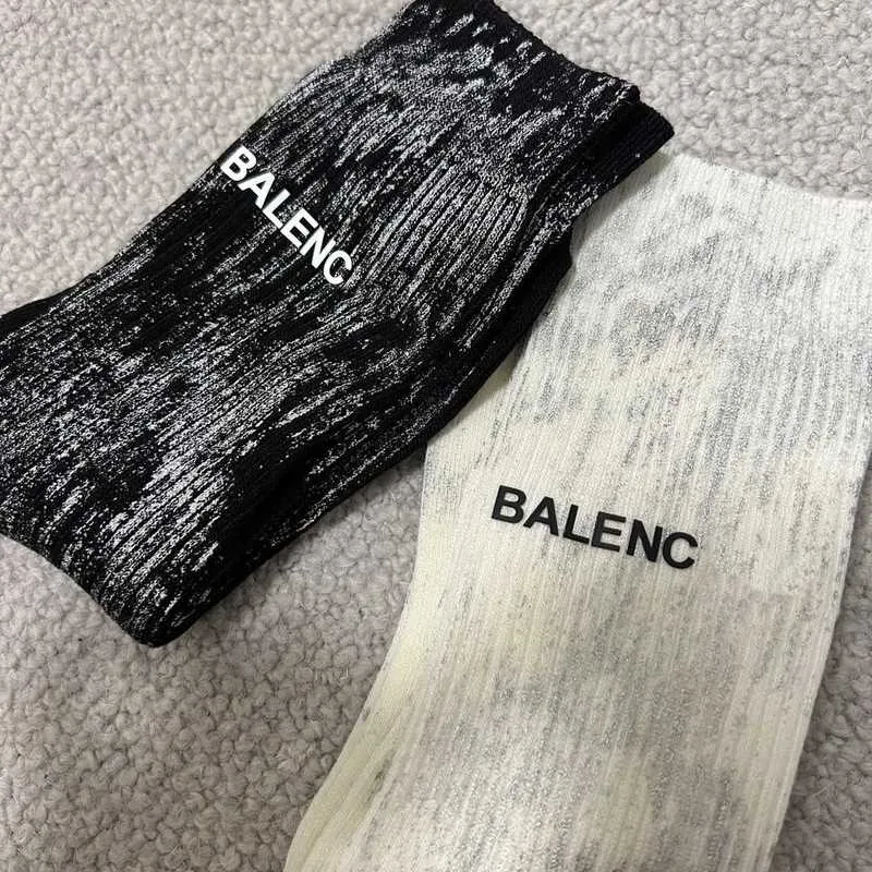 Chaussettes Hosiery Designer Tendance à la mode personnalisé haute cheville chaussette en détresse peinture graffiti avec lettres b noir blanc tube moyen chaussettes en coton pour les femmes