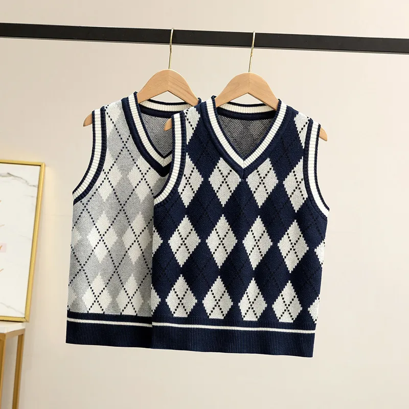 Jersey Chaleco de punto en uniforme escolar de moda de otoño e invierno para niños, suéter tejido de estilo universitario británico a cuadros 230823