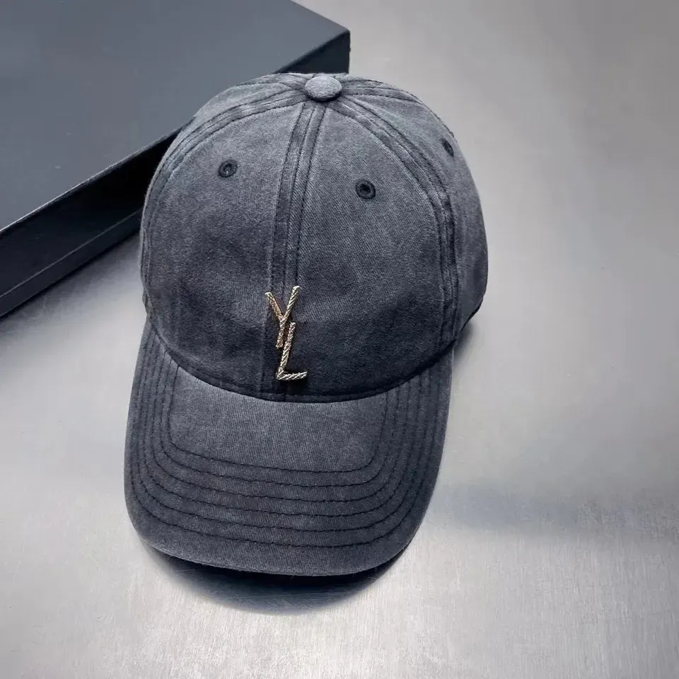 Lüks Beyzbol Kapağı Tasarımcı Şapkalar Casquette Ball Caps Moda Sokak Düz Renk Altın Metal Mektuplar Ördek Dil Kapağı Trend Spor Golf Seyahat Yüz Şapkalar Çalıştırma