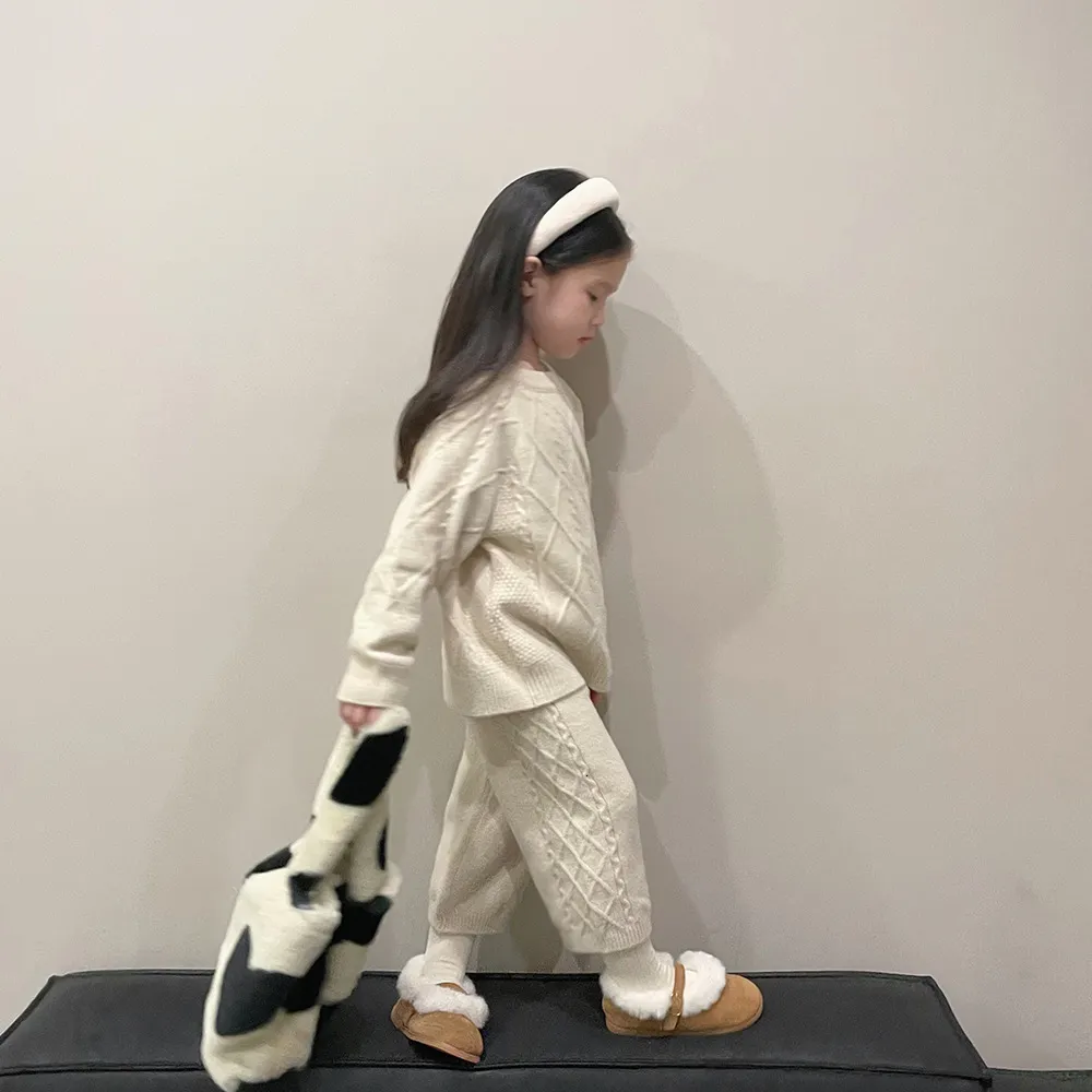 衣類セット0 8年秋の冬の子供の女の子韓国のセーターニットパンツセットガールズウールレトロツイストプロセスベビーアウトウェア230823