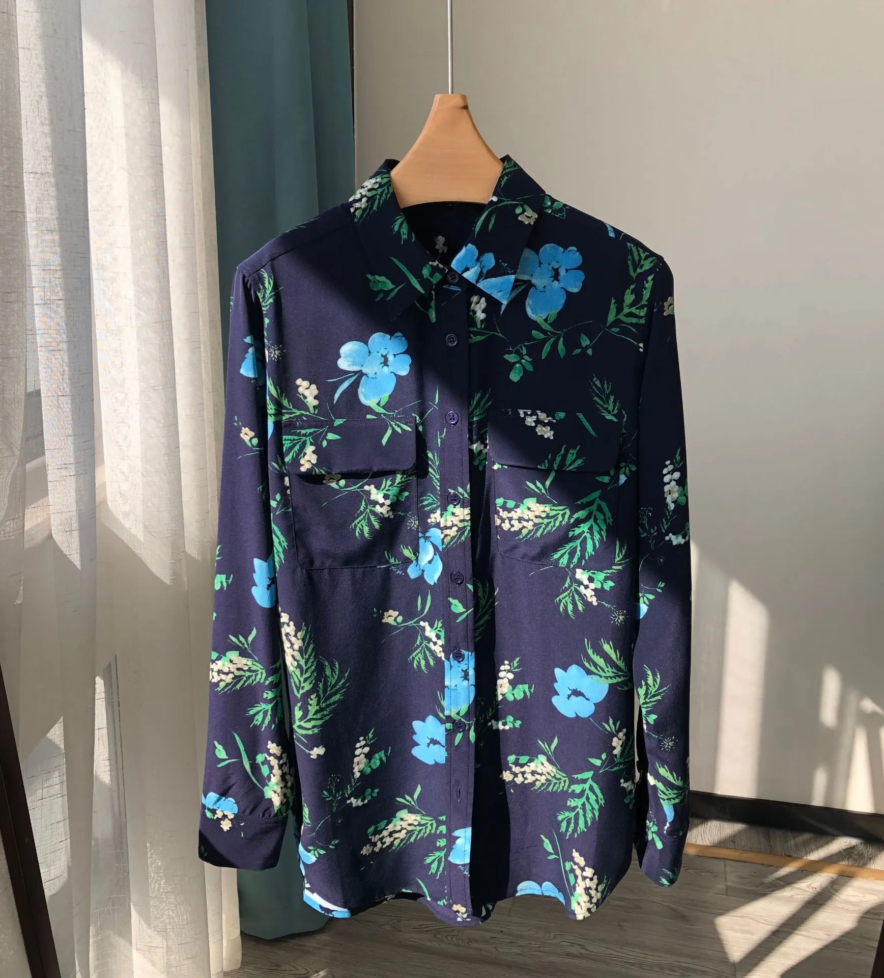 2023 Autumn Blue Floral Print Silk Blouse Shirt Long Sleeve Lapel Neck Double Pockets Single-Breasted Soie Top Shirts H3G22FSLM