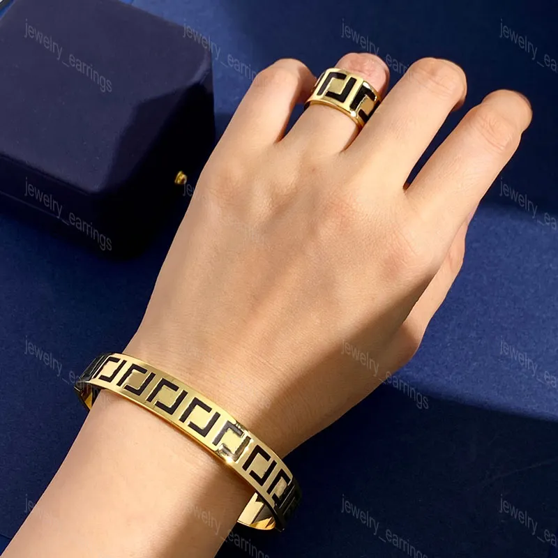 Braccialetti rigidi oro Bracciale di designer per donne Lussuoso F Wide Rigers Gioielli 18K Gold Acciaio inossidabile Acciaio in acciaio inossidabile Golon Bangles Bangles Nero smalto con scatola