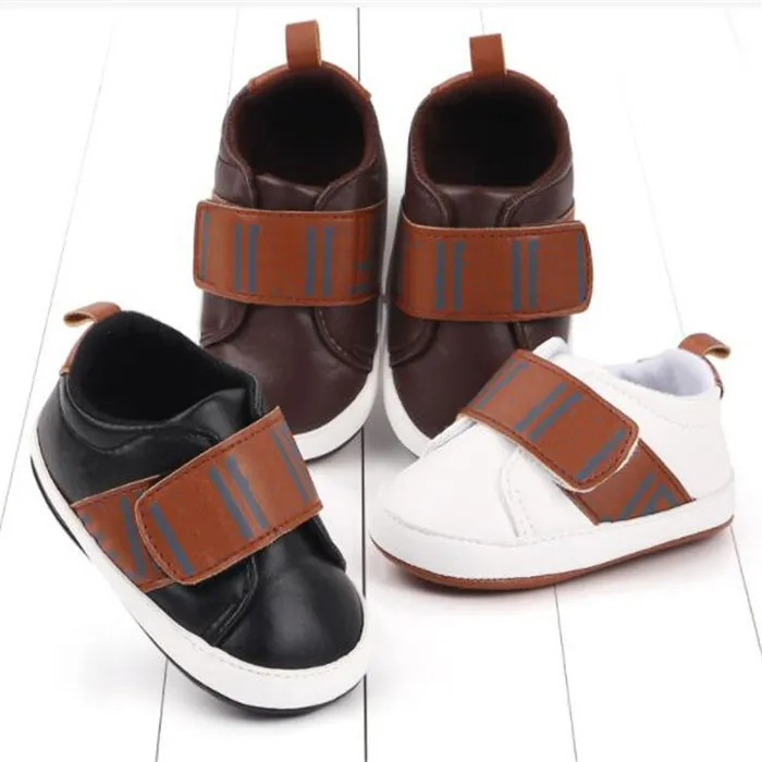 Nyfödda Baby First Walkers Fashion Designer Leather Toddler Infant Prewalker Casual Shoes Anti Slip Handgjorda barn pojkar flickor lyxiga sneakers 0-18 månader