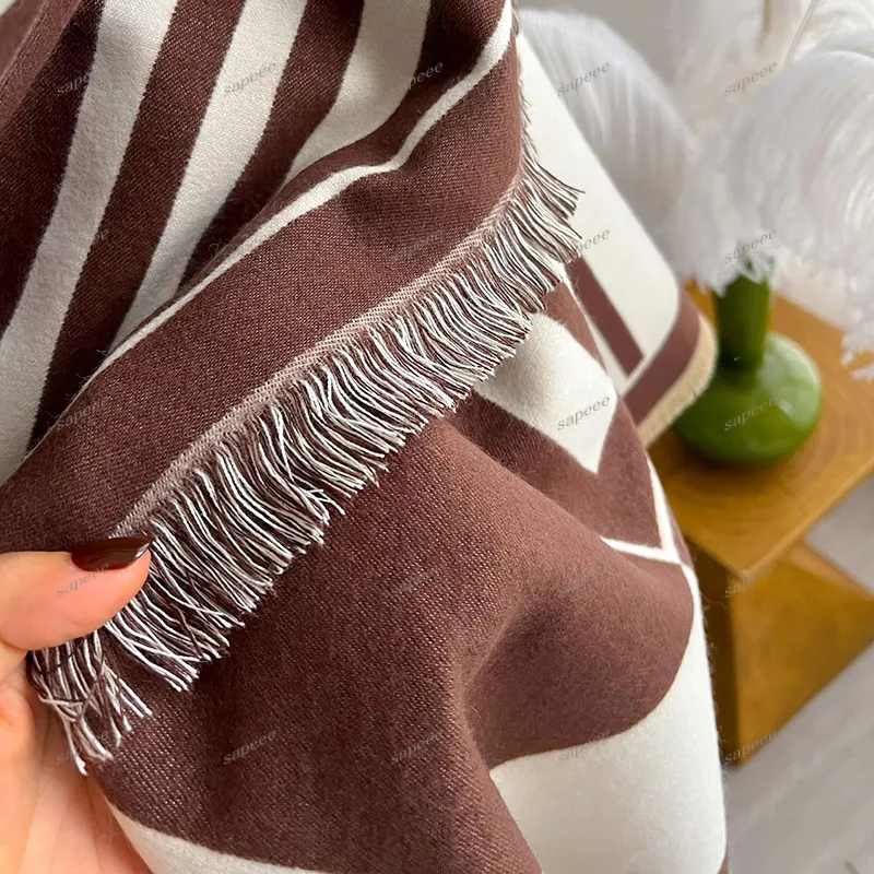 2023 Ontwerpers SCHAAG LUXE WRAPS SILK PASHMINA FASHIENE SHAWL Klassieke letters Print 2 kleuren Warm Cashmere Kerchief Sjailves 2308231PE