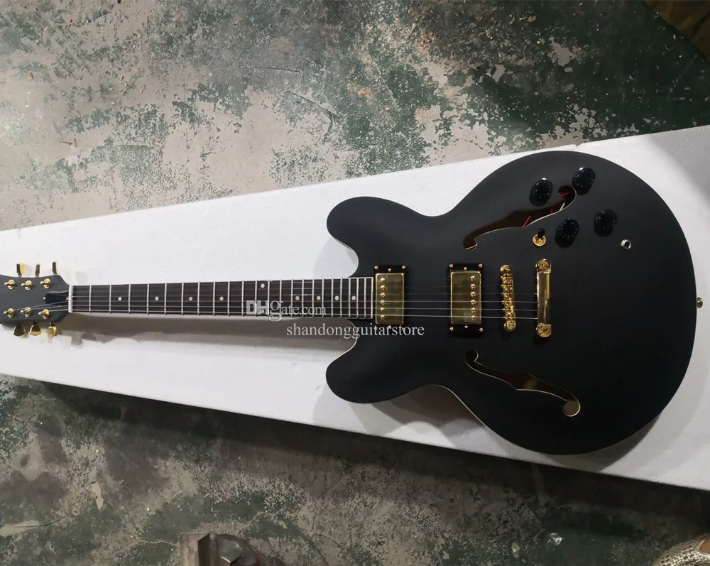 Guitare électrique noire mate à corps semi-creux avec matériel doré, offre logo/couleur personnalisée