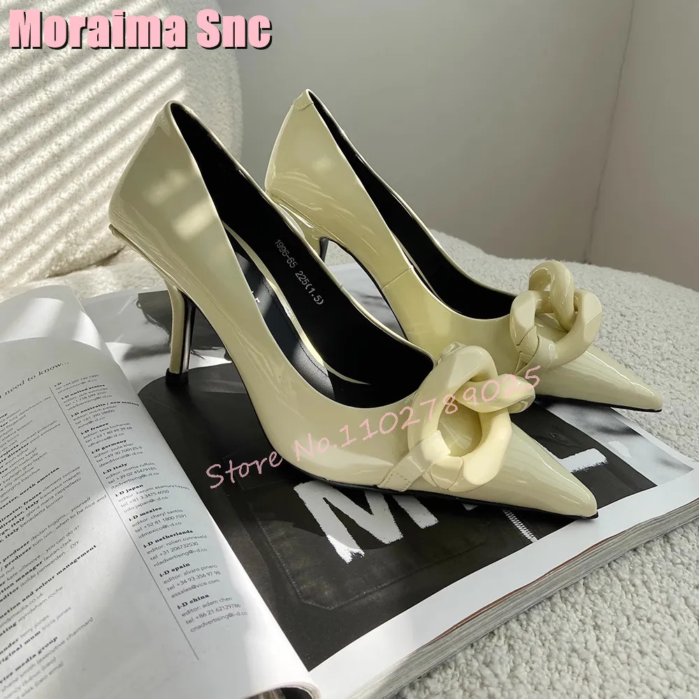 Scarpe eleganti decorazioni a catena sexy punta di dito pompe poco profonde a spillo tacchi alti paletti in pelle giallo chiaro su donne alla moda estiva 230823