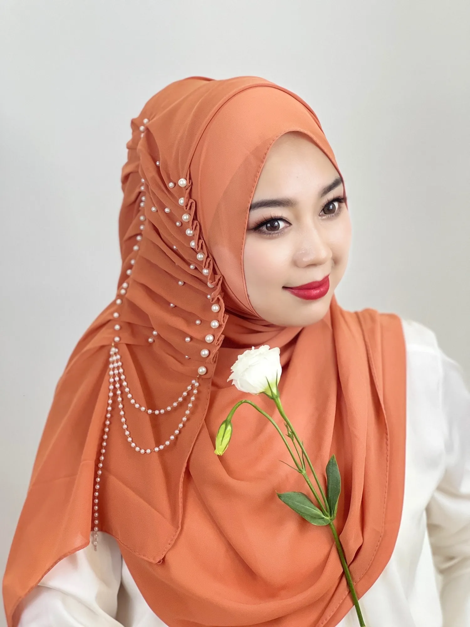 Hijabs musulman perlé gland Hijab couleur unie femmes arabes brillant doux facile à porter foulard turc 230823