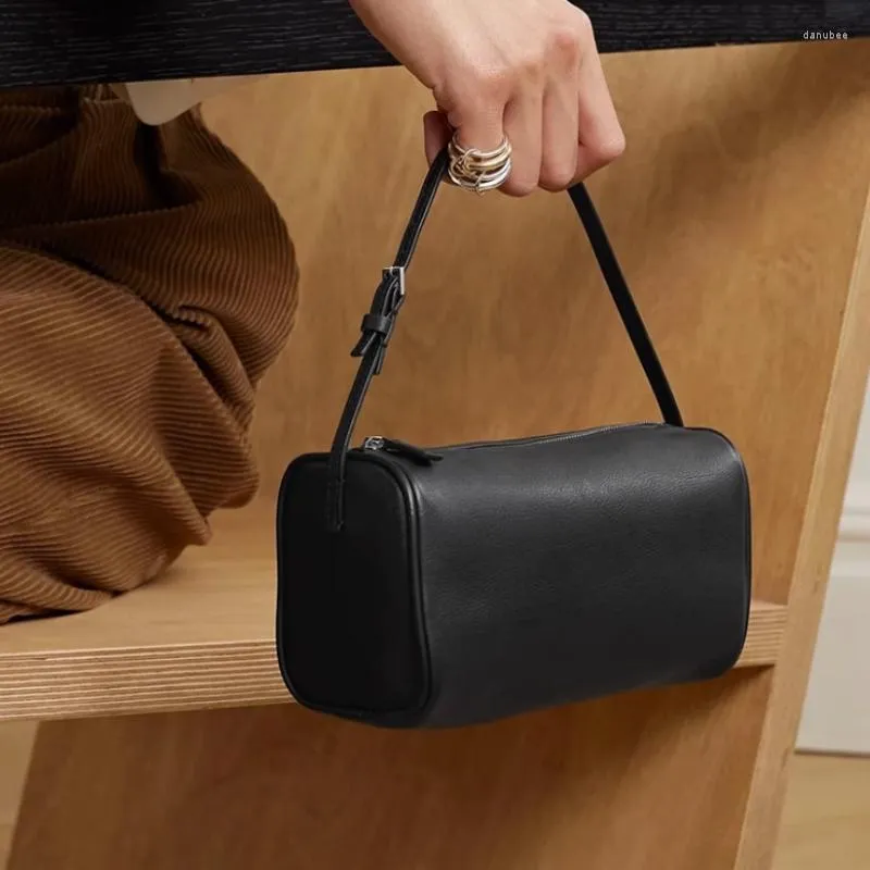 Plånböcker R0W handväskor 2023 Ankomst Purses Summer Trend Personlighet liten cylinderväska dag