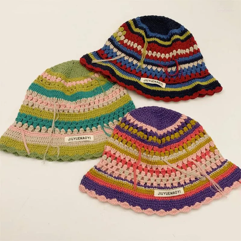 Boinas 2023 gancho de mão listrada de renda listrada chapéu de balde outono e inverno design feminino nicho de malha quente e versátil tampa