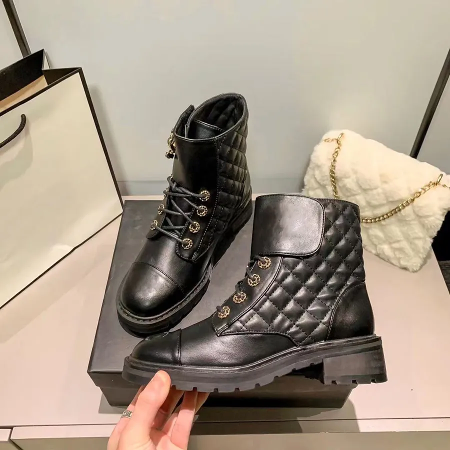 Kadın tasarımcılar ayak bileği yarı siyah buzağı kalitesi düz dantel yukarı ayakkabılar ayarlanabilir fermuar açılış motosiklet botları qasd