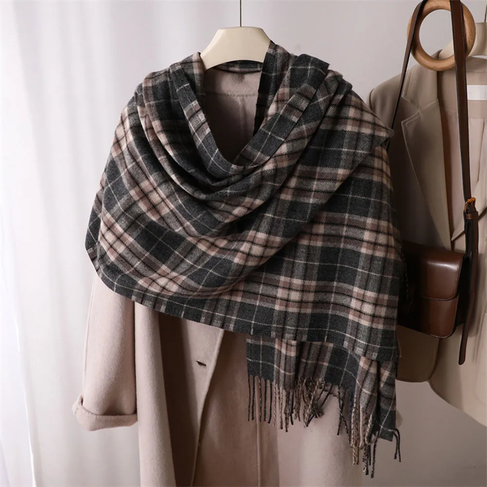 Écharpes Automne Hiver Étudiant Classique Vintage Plaid Écharpe Grille Gland Hommes Chaud Châle Femmes Wrap Couple Cravates Europe Amérique 230823